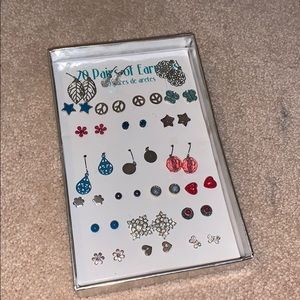 Box of fashion earrings - 20 pair
